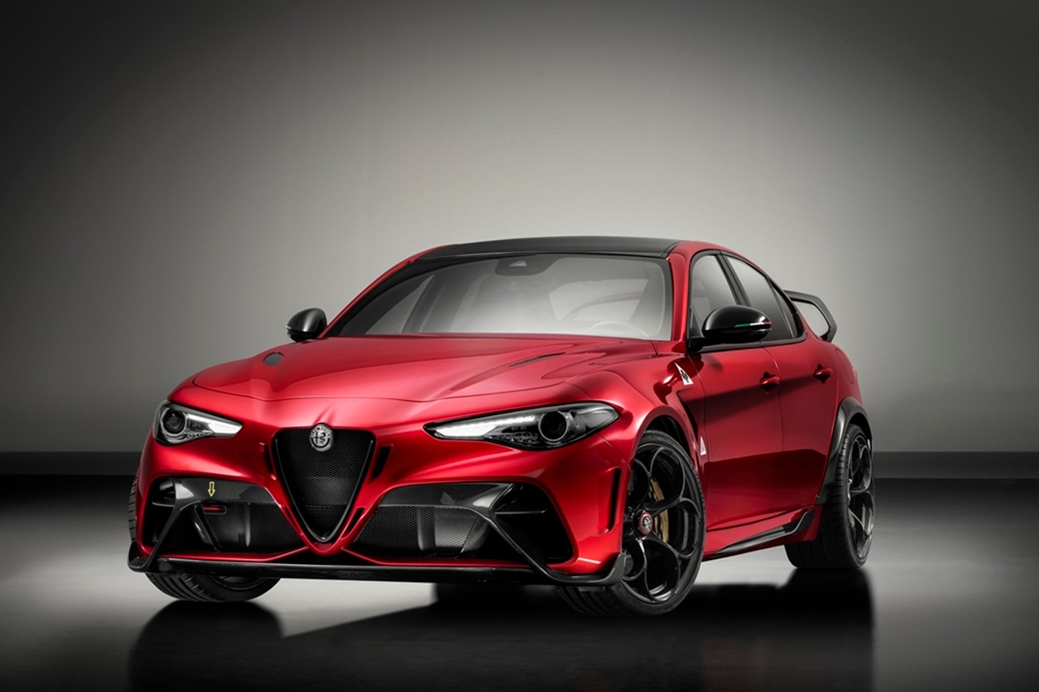 Alfa Romeo Giulia GTA 2020 modeli önden görünüş – 540 HP V6 motorlu yeni nesil efsane