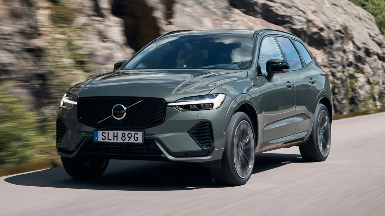 2025 Volvo XC60, yeni LED far tasarımı ve büyük ekranıyla dikkat çeken premium SUV modeli.
