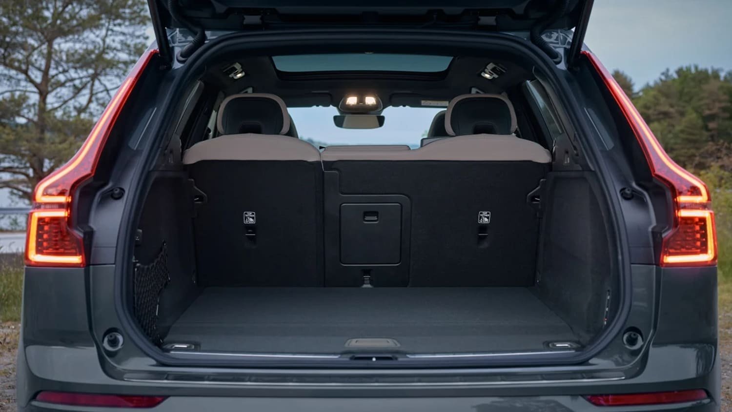 2025 Volvo XC60, yeni LED far tasarımı ve büyük ekranıyla dikkat çeken premium SUV modeli.