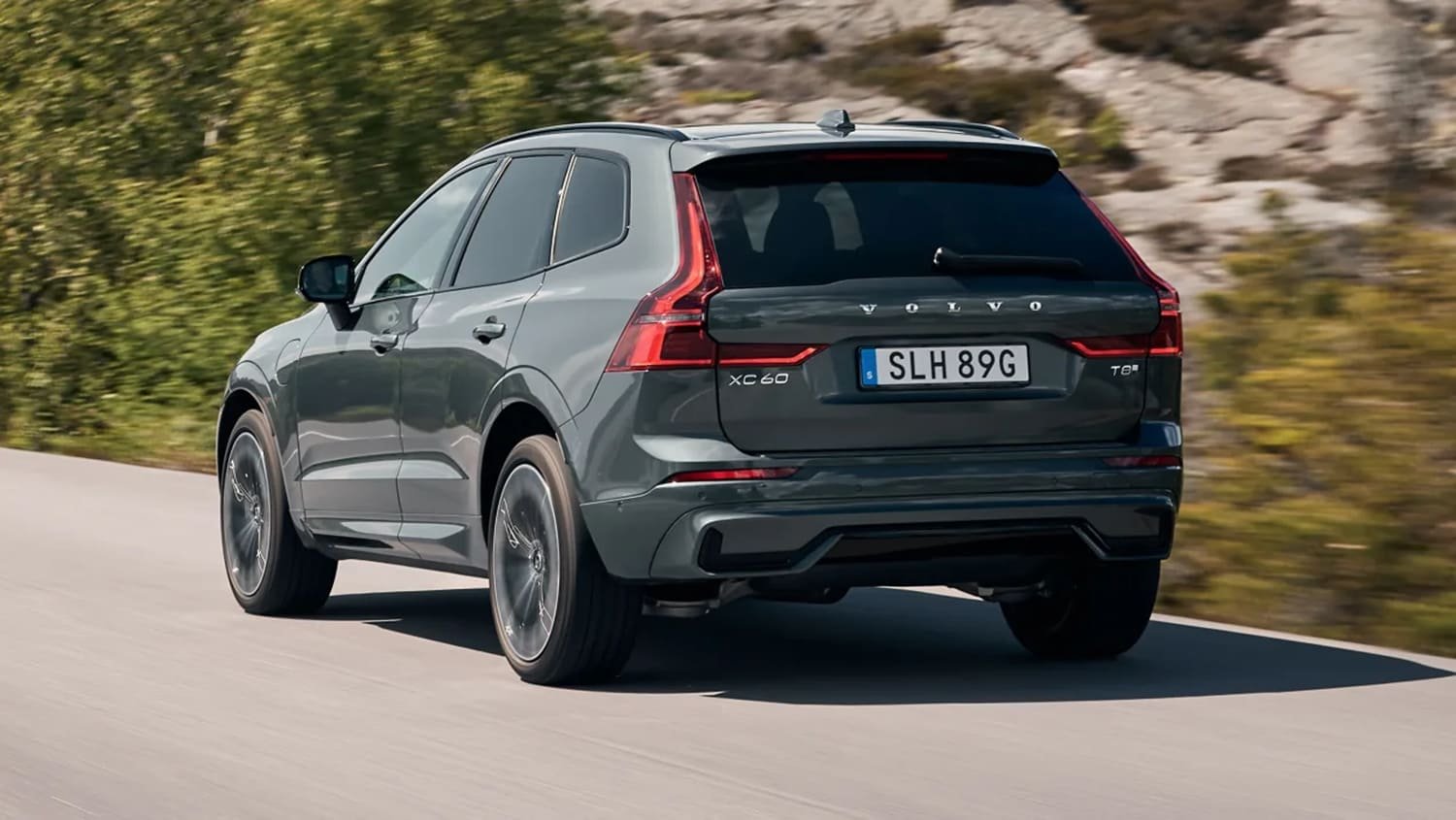 2025 Volvo XC60, yeni LED far tasarımı ve büyük ekranıyla dikkat çeken premium SUV modeli.