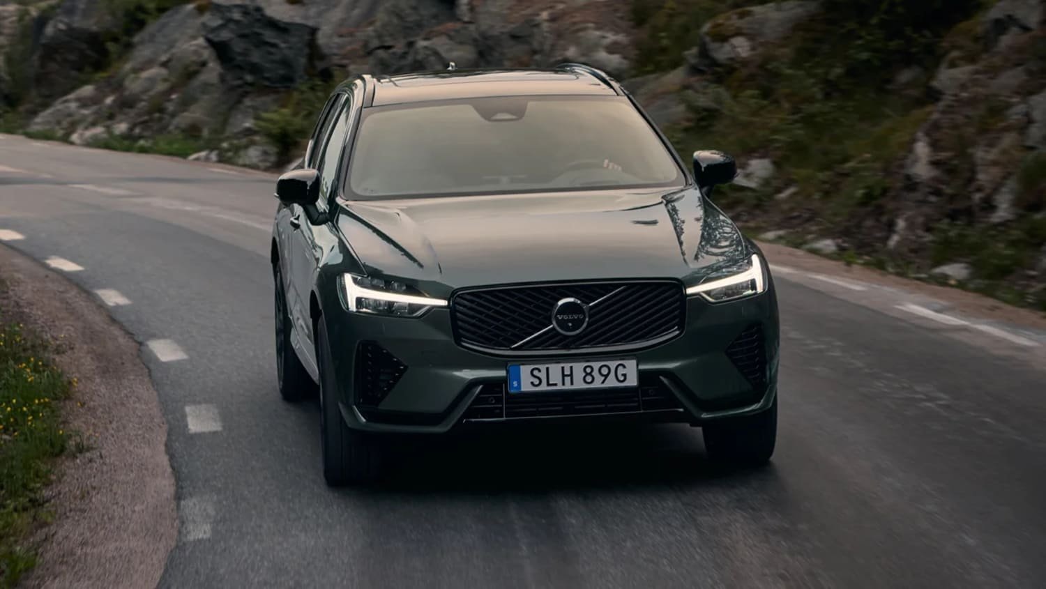 2025 Volvo XC60, yeni LED far tasarımı ve büyük ekranıyla dikkat çeken premium SUV modeli.