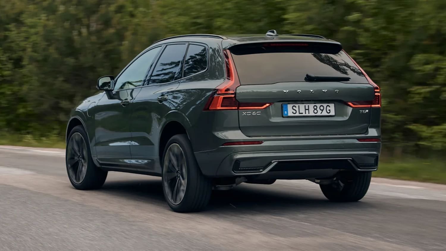 2025 Volvo XC60, yeni LED far tasarımı ve büyük ekranıyla dikkat çeken premium SUV modeli.