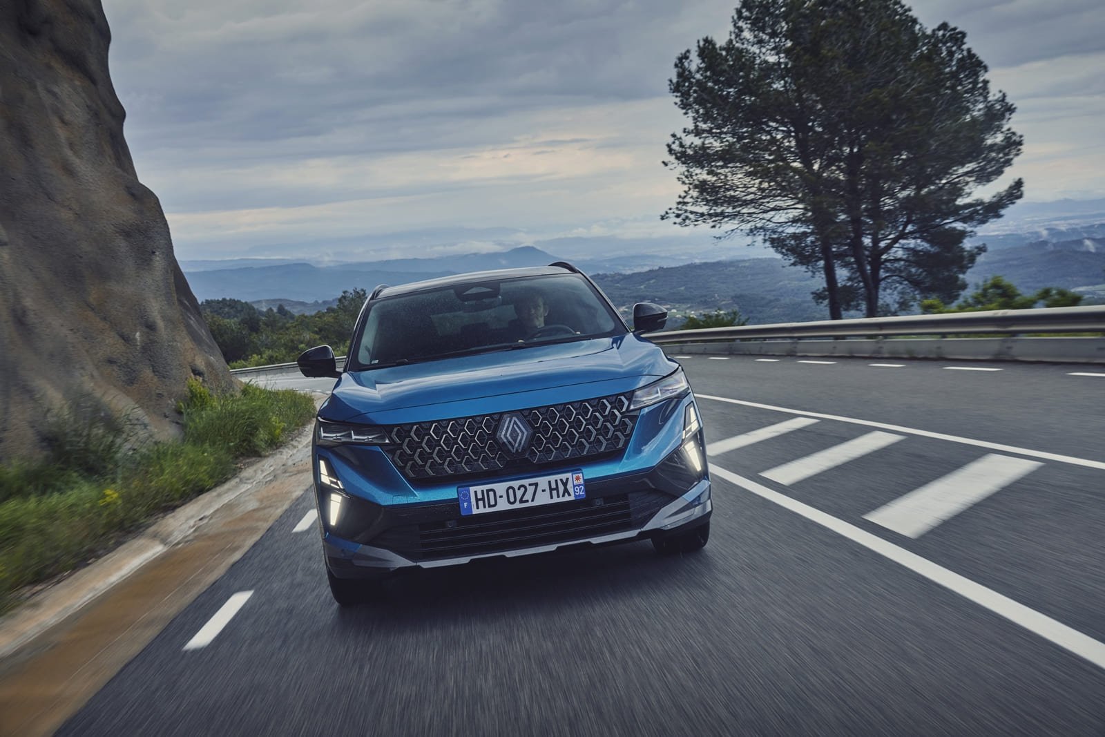 Yeni Renault Austral esprit Alpine versiyonu önden görünüm