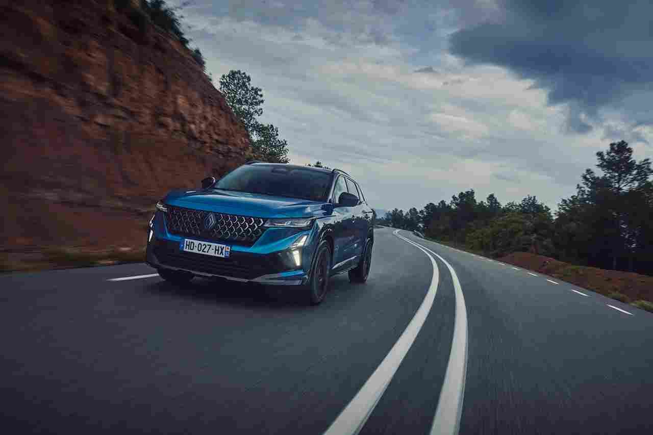 Yeni Renault Austral esprit Alpine versiyonu önden görünüm