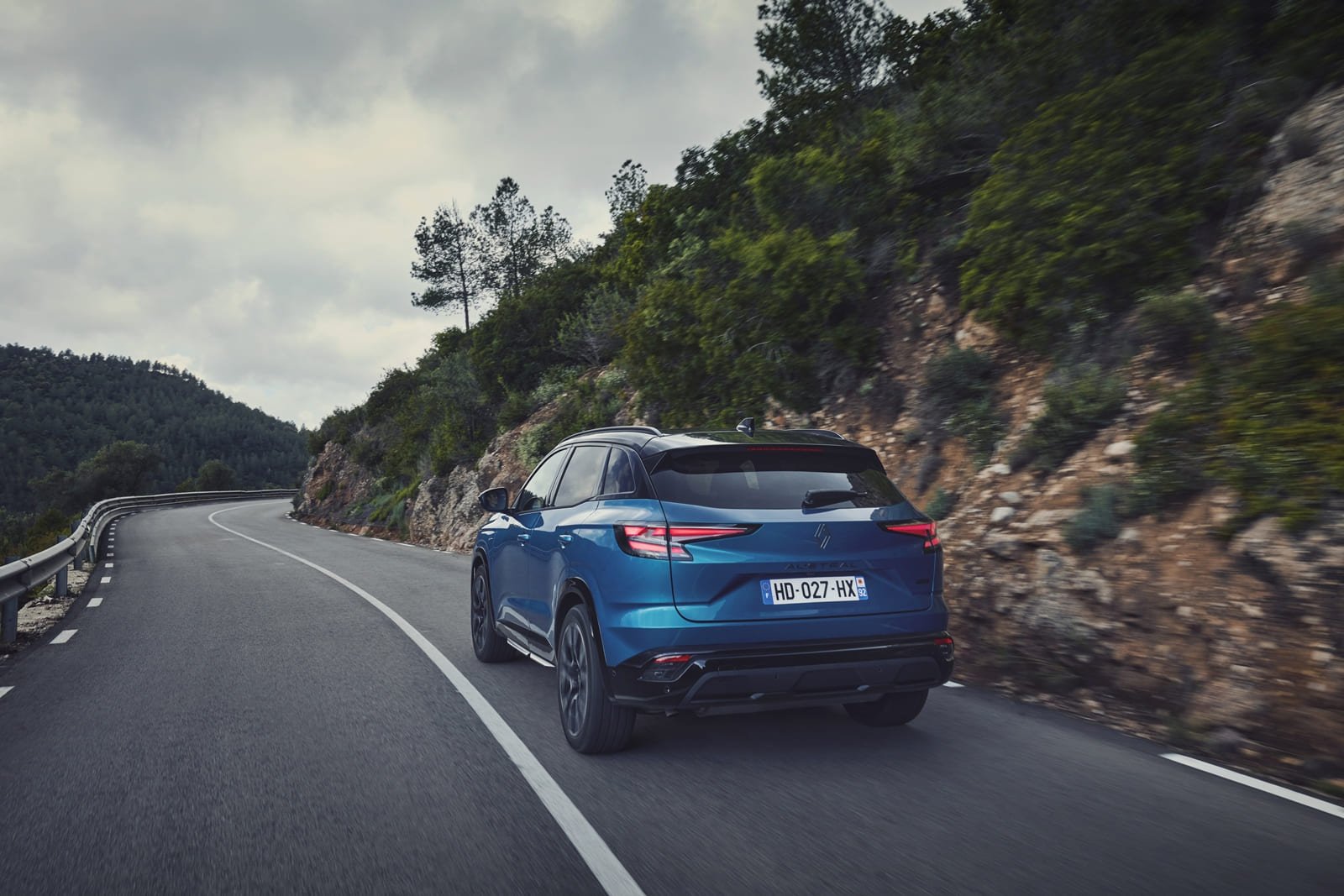 Yeni Renault Austral esprit Alpine versiyonu arkadan görünüm