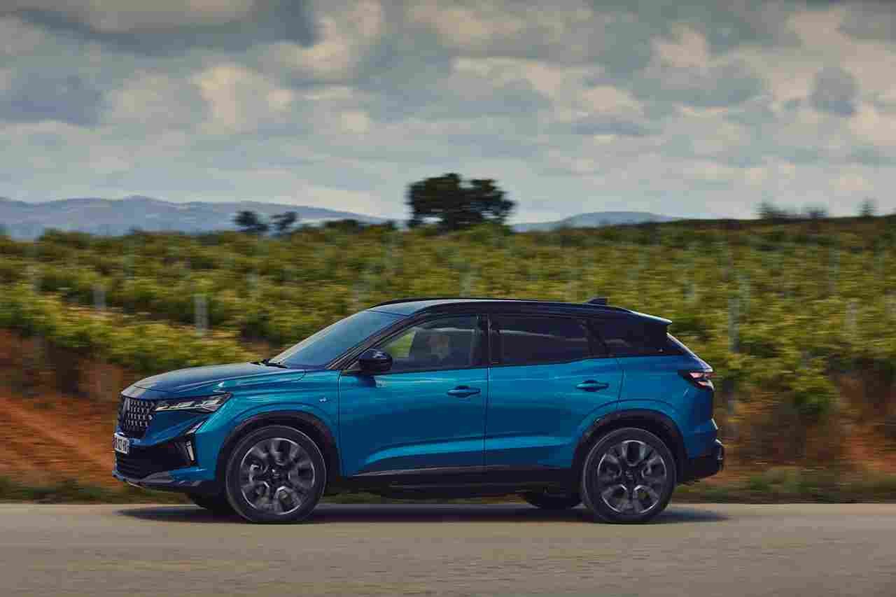 Yeni Renault Austral esprit Alpine versiyonu yandan görünüm