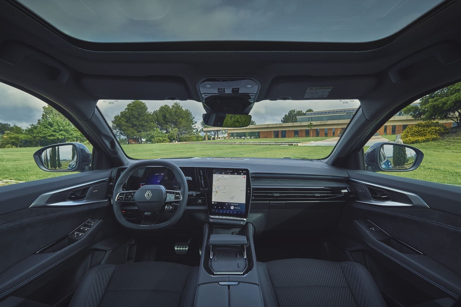 Yeni Renault Austral dijital gösterge ve openR Link ekranlı iç mekân tasarımı