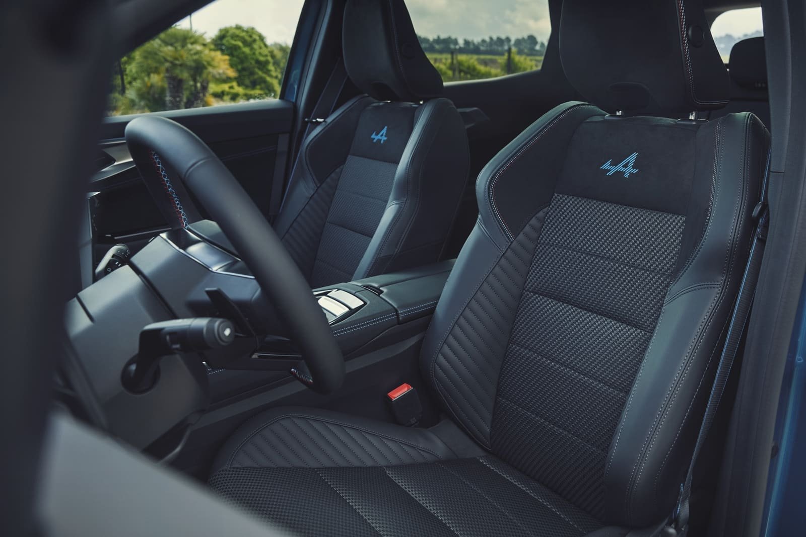 Yeni Renault Austral dijital gösterge ve openR Link ekranlı iç mekân tasarımı