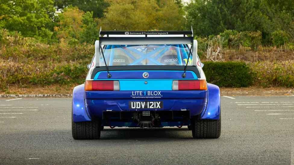 1982 BMW E21 custom – geniş body kit ve dev Group 5 kanat
