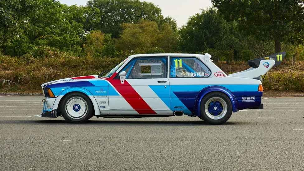 Violet, kırmızı ve mavi livery’li özel BMW 3 Serisi E21