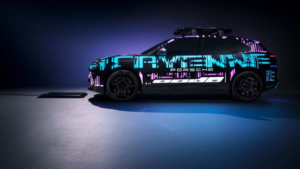 Porsche Cayenne Electric kablosuz şarj sırasında
