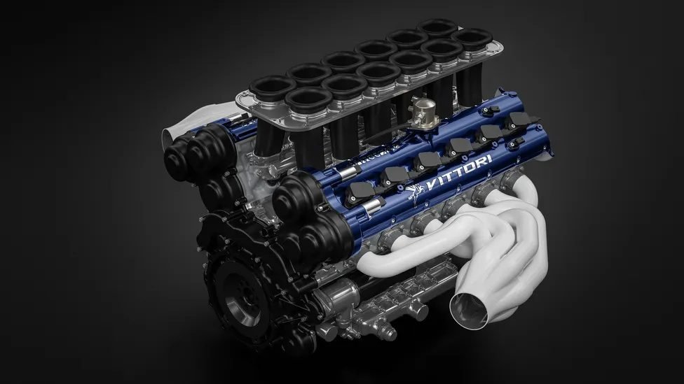 6.8 litrelik V12 hibrit motor bloğu, AI destekli tasarımın kalbini oluşturan Italtecnica imzası.