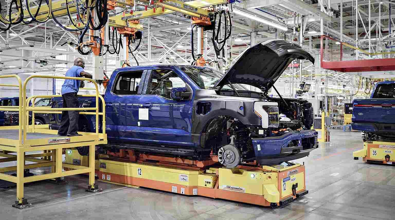 Ford fabrikasında elektrikli F-150 Lightning üretim hattı